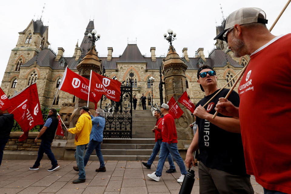 Union demonstrators march past West Block on Parliament Hill in Ottawa, Ontario, Canada September 19, 2023. REUTERS/Blair Gable