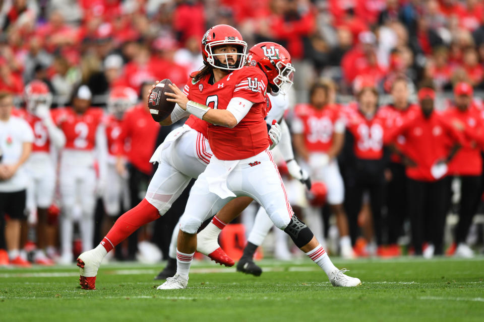 Cam Rising kembali menjadi quarterback untuk Utes tahun ini setelah absen sepanjang musim lalu. (Brian Rothmuller/Icon Sportswire via Getty Images)