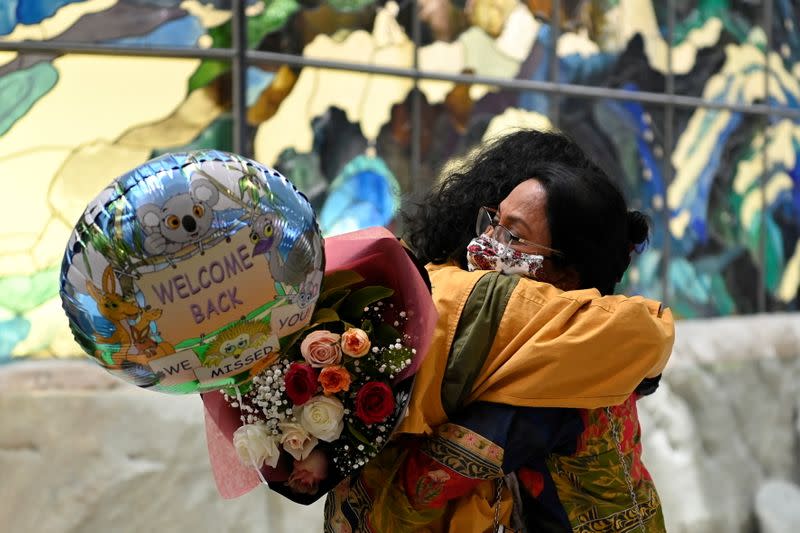 FILE PHOTO: Sydney drops quarantine for Australian travellers for first time in pandemic