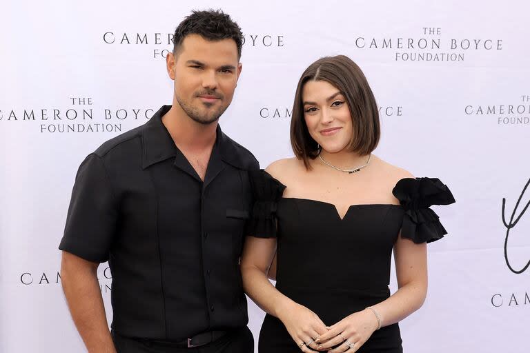 Taylor Lautner, uno de los protagonistas de Crepúsculo, y su mujer Tay Lautner fueron parte de la Gala Anual Cam for a Cause de la Fundación Cameron Boyce. Ambos lucieron impecables -y engamados- con looks total black