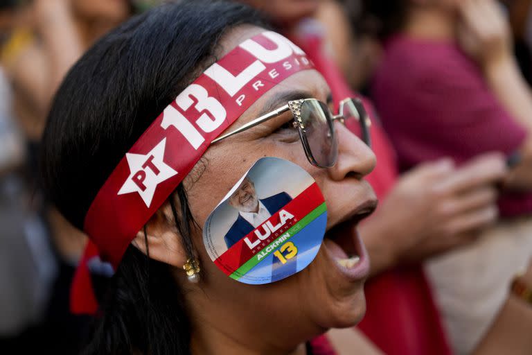 Una simpatizante de Luiz Inácio Lula da Silva se manifiesta después del cierre de las urnas para la segunda vuelta de las elecciones presidenciales en Sao Pablo, Brasil, el domingo 30 de Octubre 2022