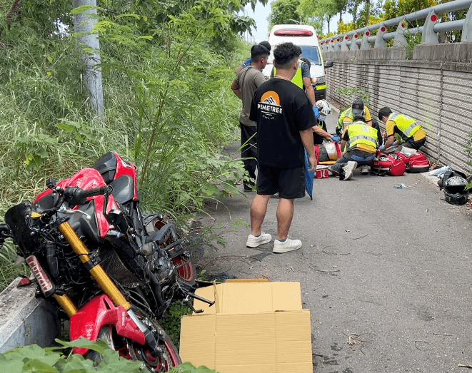 吳姓員警騎乘重機發生車禍，救護員現場搶救。（翻攝畫面）