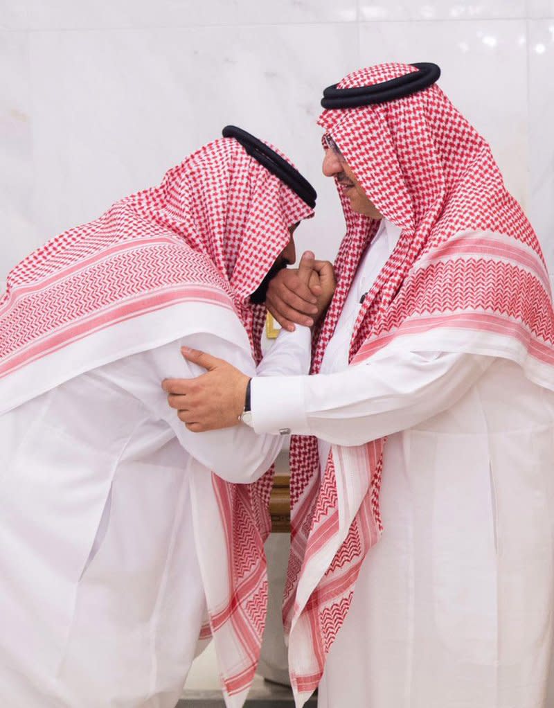 沙烏地阿拉伯新任王儲穆罕默德．本．薩勒曼（左）親吻卸任王儲穆罕默德．本．納伊夫的手。（美聯社）