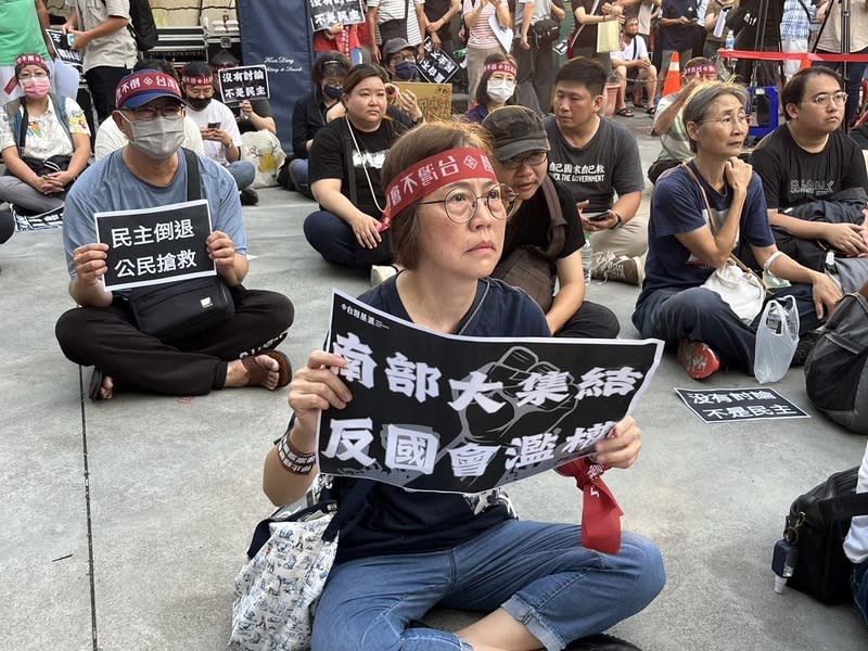 高雄反國會濫權集會  在台港人參與 台灣基進黨23日在國民黨高雄市黨部前舉辦「反國會 濫權、南部大集結」活動，在台港人61歲黃小姐 （前）表示，自己10年前從香港逃到台灣，沒想到現 在卻要站出來反抗國民黨、民眾黨。 中央社記者林巧璉攝  113年5月23日 