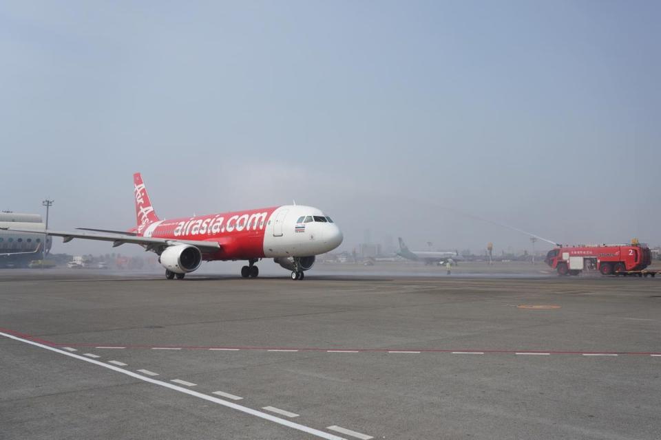 亞航發聲明，「因逢突發且不可控之民航監管挑戰，此航線目前不得不暫停。」（翻攝自臉書@Fly AirAsia）