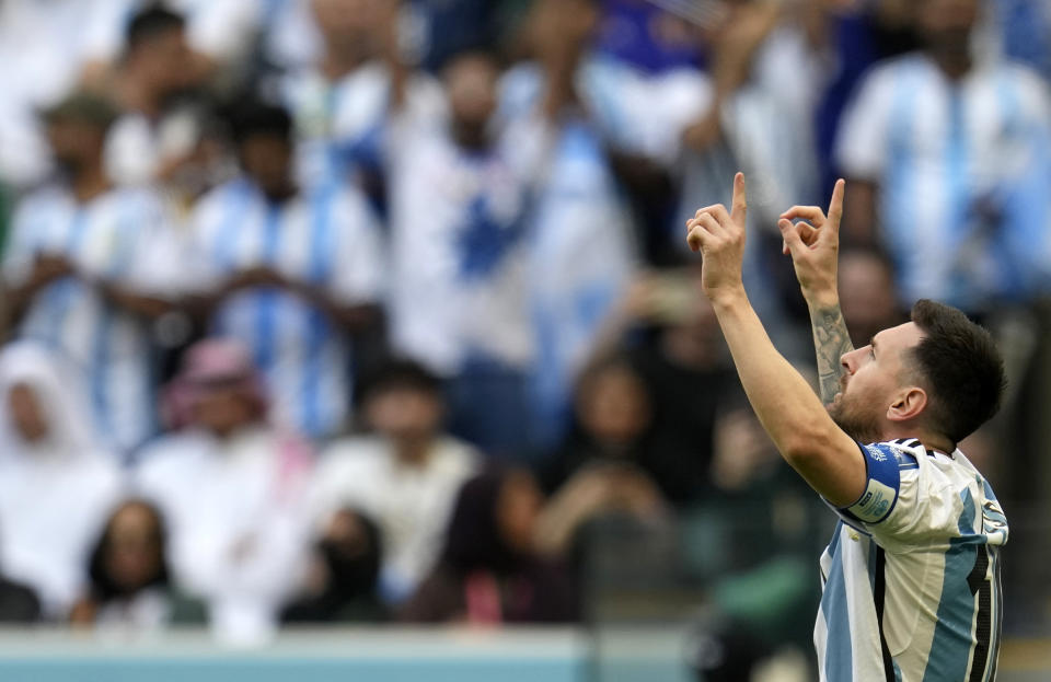 Lionel Messi celebra tras anotar de penal el primer gol de Argentina en el partido contra Arabia Saudí por el Grupo C del Mundial, en Lusail, Qatar, el martes 22 de noviembre de 2022. (AP Foto/Ricardo Mazalán)