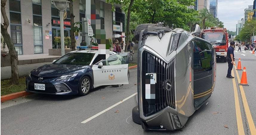 北市內湖區瑞光路11日中午12時許發生小客車側翻事故。（圖／翻攝畫面）