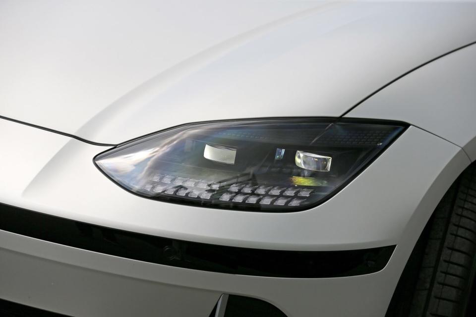 結合Pixel Light數位像素LED日行燈的投射式LED頭燈，具備IFS智慧型動態頭燈照明系統，可自動偵測周圍車輛並迅速變換燈型調節照明範圍。