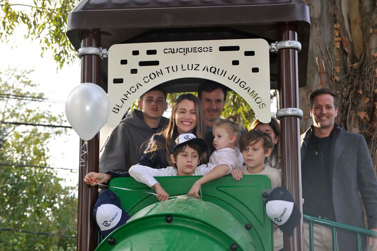 Pampita Ardohain inauguró una plaza en homenaje a su hija Blanca: “Lo vivimos con alegría”