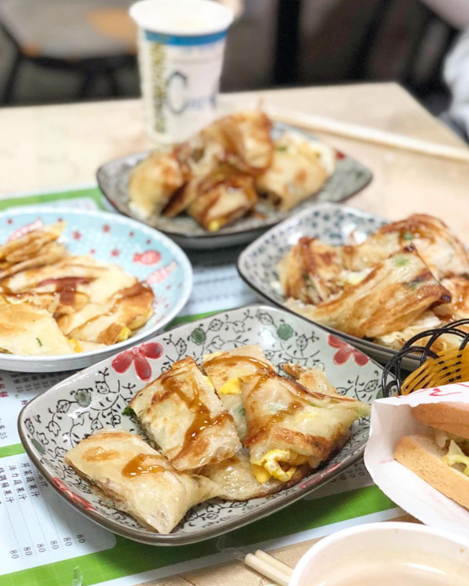 「鮪魚蛋餅」則有一票忠實顧客，內餡的鮪魚醬拌有美乃滋，吃起來濕潤不會偏乾，完全是台式蛋餅的精髓～