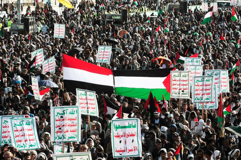 People take part in a demonstration in solidarity with the Palestinian people amid the ongoing conflict between Israel and Hamas. Osamah Yahya/ZUMA Press Wire/dpa