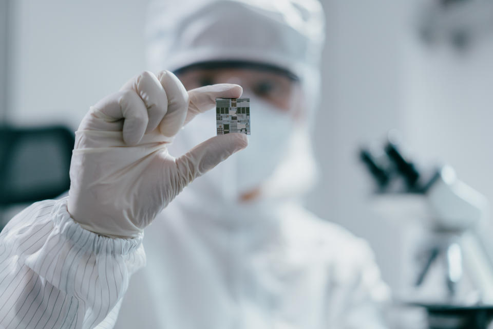 Los técnicos en semiconductores ayudan en el proceso de fabricación, operando, inspeccionando y solucionando problemas de varios equipos. Foto: Getty Images