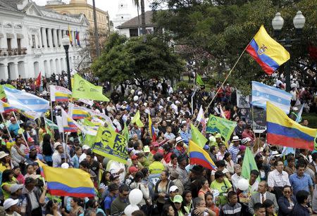Supporters of Ecuador's President Rafael Correa gather outside the presidential palace as protesters were marching against Correa's government in Quito, Ecuador, July 2, 2015. REUTERS/Guillermo Granja