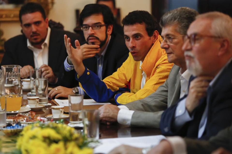 Capriles en diálogo con representantes de la Iglesia Católica y la UNASUR. REUTERS/Carlos Garcia Rawlins