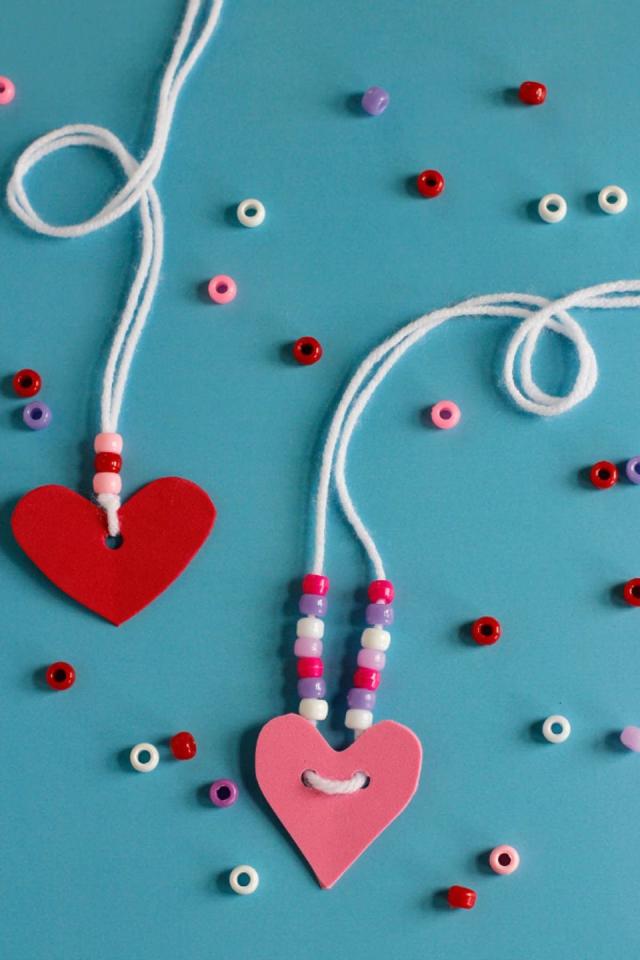 How to Make Paper Heart Chains - Valentine's Day Crafts - Aunt Annie's  Crafts