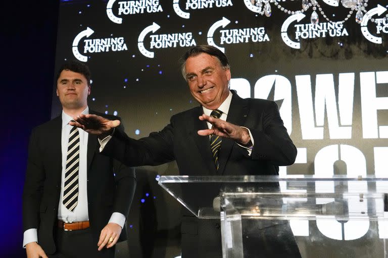 El expresidente brasileño Jair Bolsonaro, derecha, habla al lado del fundador de Turning Point USA, Charlie Kirk, en un evento de TPUSA en el complejo Trump National Doral Miami, el viernes 3 de febrero de 2023, en Doral, Florida. (AP Foto/Rebecca Blackwell)