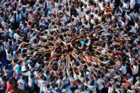 Teilnehmer einer menschlichen Pyramide feiern zusammen das „Janmashtami-Festival“ im indischen Mumbai, bei dem der Geburt des hinduistischen Gottes Krishna gedacht wird. (Bild: Shailesh Andrader/Reuters)