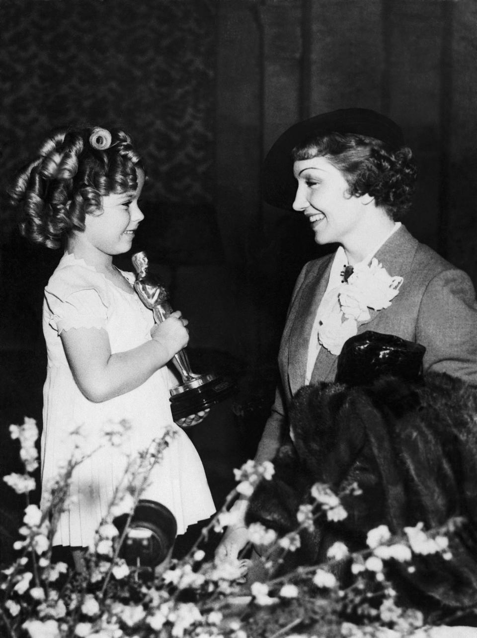 Schauspielerin Claudette COLBERT gratuliert Shirley TEMPLE zu ihrem Oscar im Jahre 1935