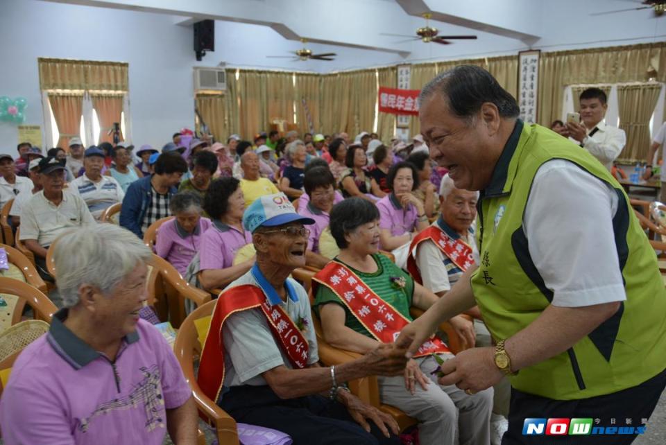 縣長陳光復表揚5位樂齡楷模，恭賀長者獲得此殊榮。（圖／記者鄧至傑攝 , 2017.08 16）