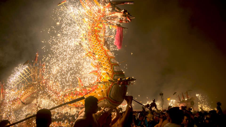 Entertainers perform a fire dragon dance to celebrate the Lantern Festival in Puzhai town, in China's Guangdong province. - Imaginechina Limited/Alamy Stock Photo