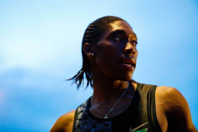 Caster Semenya, atleta de pista sudafricana, no pudo competir en los Juegos Olímpicos de 2020 tras negarse a tomar fármacos supresores de testosterona.