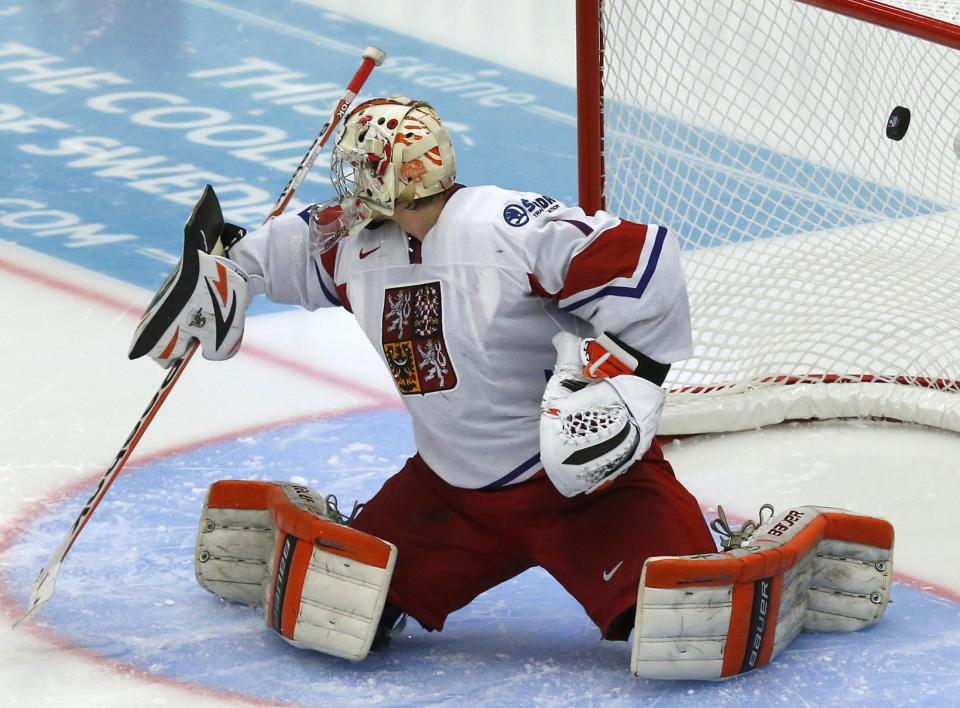 Czech Republic's goalie Marek Langhammer lets in a goal by Canada's Jonathan Drouin, not seen, during the third period of their IIHF World Junior Championship ice hockey game in Malmo, Sweden, December 28, 2013. REUTERS/Alexander Demianchuk (SWEDEN - Tags: SPORT ICE HOCKEY)