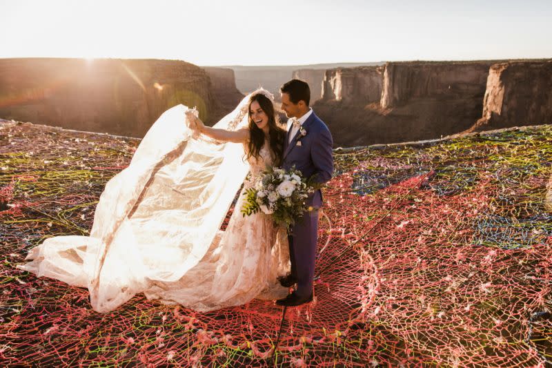 Pas évident de trouver une cérémonie de mariage plus photogénique que ça [Photo : www.thehearnes.com]