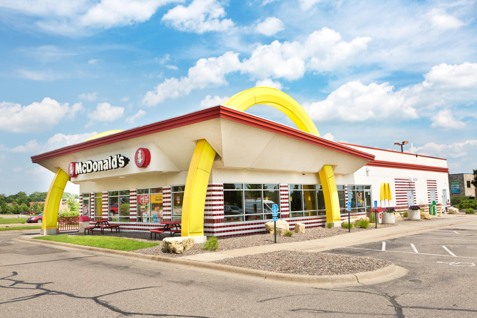 En los cincuenta, los arcos de McDonald's lucían así. No fue hasta los sesenta que se cruzaron en forma de 'm'. (Foto: Getty Images)