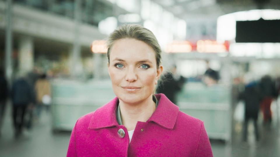 Auf ihrer Reise durch Deutschland sucht ZDF-Rechtsexpertin Sarah Tacke Antworten auf die Frage, warum Jugendgewalt in Deutschland zuletzt zugenommen hat. (Bild: ZDF/Sebastian Wagner)