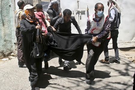 Anti-Houthi protesters carry a fellow woman demonstrator who suffered tear gas effects during clashes with pro-Houthi police troopers in Yemen's southwesatern city of Taiz March 25, 2015. REUTERS/Anees Mahyoub