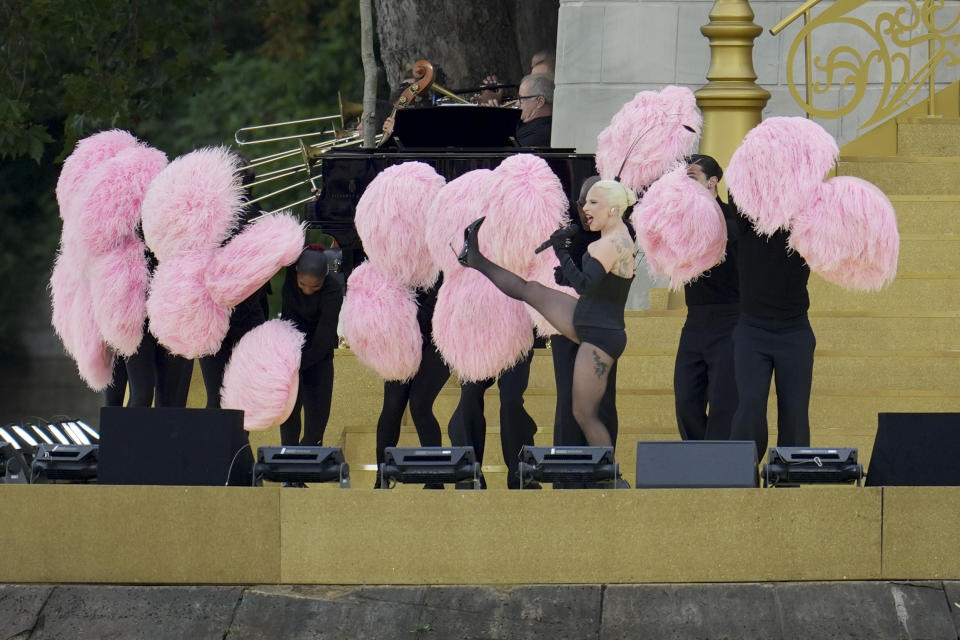 Lady Gaga actúa en París, Francia, antes de la ceremonia de apertura de los Juegos Olímpicos de Verano de 2024, el viernes 26 de julio de 2024. (Foto AP/Kin Cheung)
