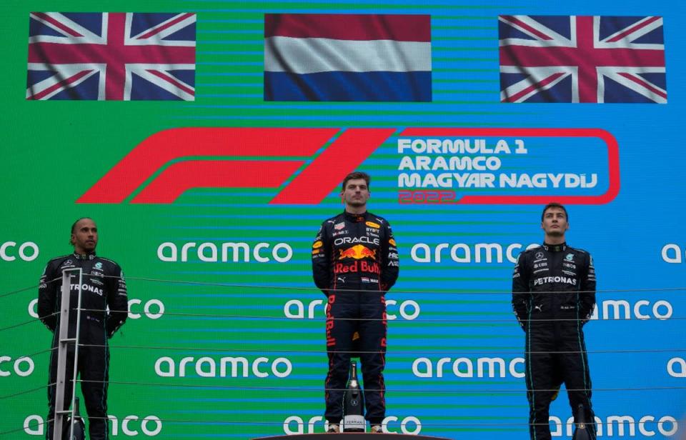 Max Verstappen (centro), de pie en el podio con Lewis Hamilton (izquierda) y George Russell (Darko Bandic/AP) (AP)
