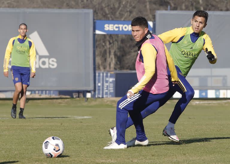 Agustín Almendra frente a Jorman Campuzano; dos volantes que pelean por ser titulares en esta nueva etapa de Russo en Boca