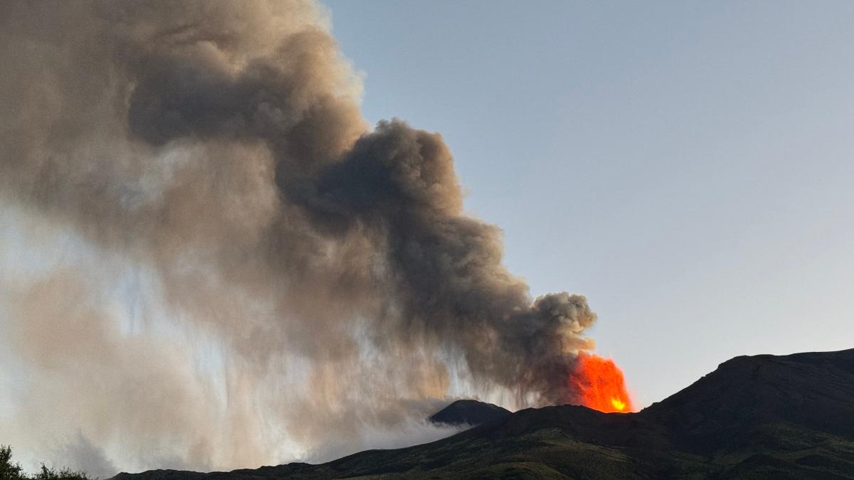 Volcanic eruptions in Sicily cause disruptions to air traffic and temporary closure of the airport