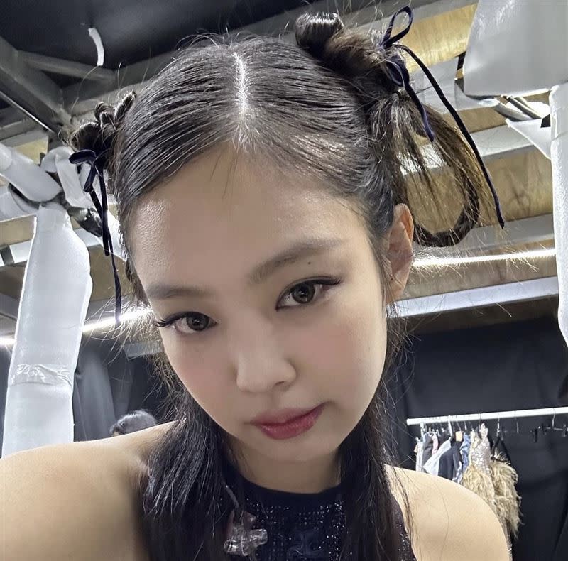 Jennie在雪梨開唱時被拍到走神的畫面。（圖／翻攝自Jennie IG）