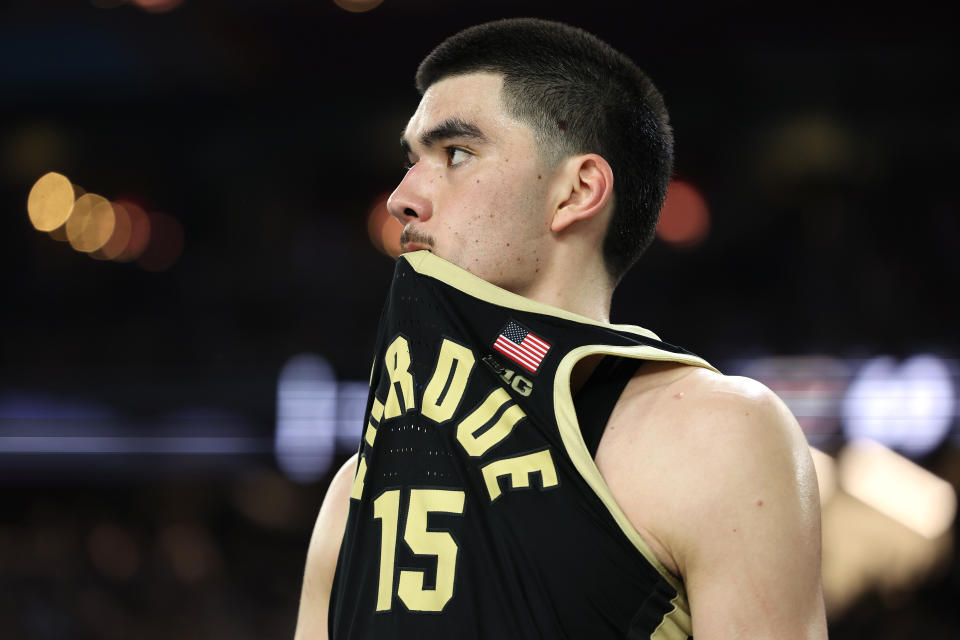 GLENDALE, ARIZONA - APRIL 08: Zach Edey #15 van de Purdue Boilermakers reageert na verlies van de Connecticut Huskies 75-60 in de NCAA Men's Basketball Tournament National Championship-wedstrijd in State Farm Stadium op 8 april 2024 in Glendale, Arizona.  (Foto door Jamie Squire/Getty Images)