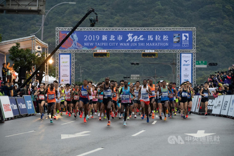 新冠肺炎本土疫情未降溫，新北市長侯友宜今天宣布，為提前因應防疫作為，原訂3月21日的萬金石馬拉松比賽將延至11月21日舉辦，如果參賽跑友無法改期，可於3月31日中午前申請全額退費，詳細資訊可洽詢官網。(圖為2019年比賽／資料照)