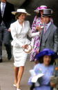 <p>Prinzessin Diana im Juni 1986 in der Royal Enclose beim Royal Ascot Pferderennen in einer cremefarbenen Jacke mit Schößchen und einem Somerville-Hut. <em>[Bild: Getty]</em> </p>