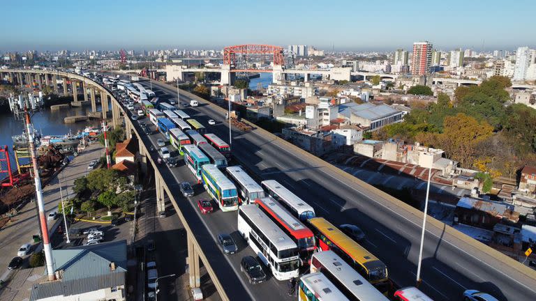 Una protesta de ómnibus mantiene un corte de la autopista Buenos Aires - La Plata, a la altura de Dock Sud