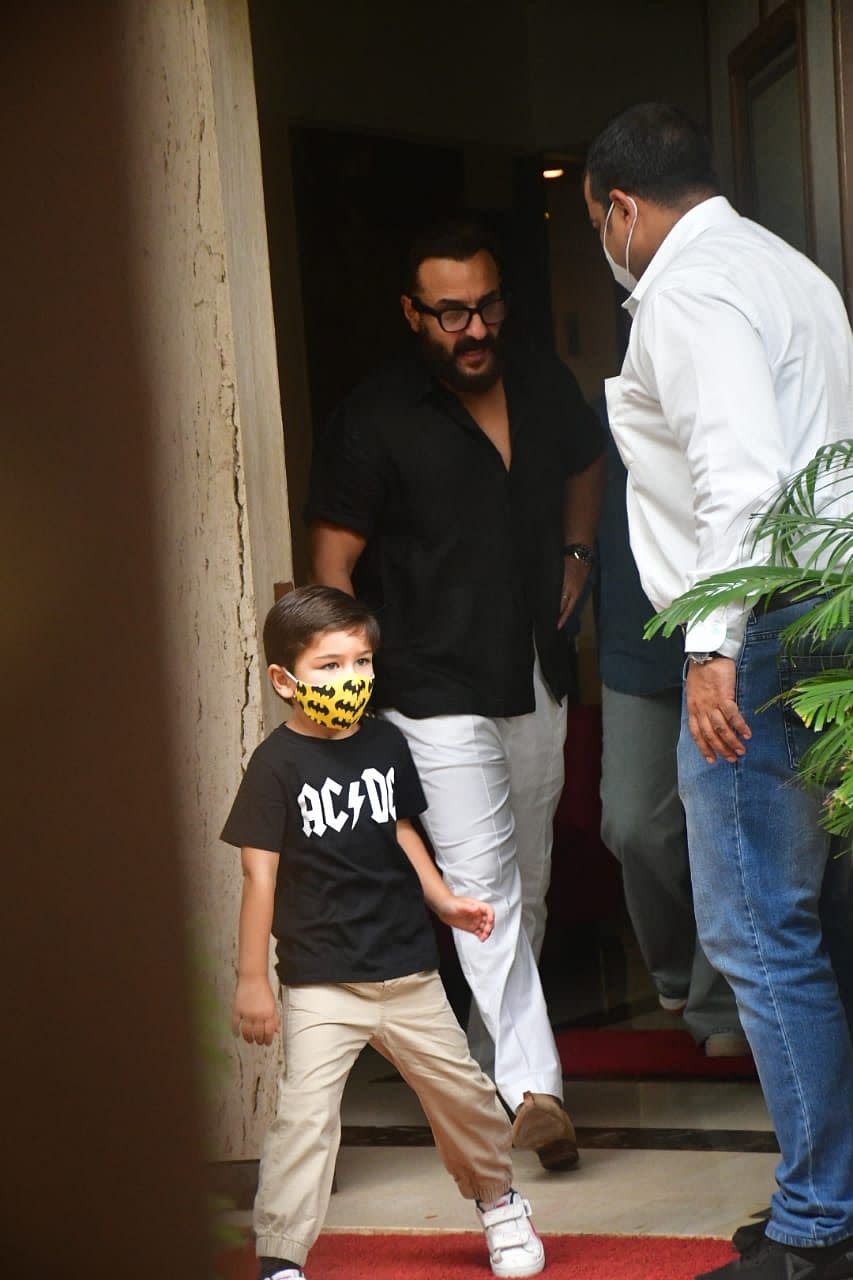 <div class="paragraphs"><p>Saif Ali Khan can be seen in a black shirt and Taimur wore a Batman mask.</p></div>