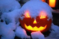 <p><a href="http://www.startribune.com/13-photos-that-perfectly-capture-the-halloween-blizzard-of-1991/338843092/" rel="nofollow noopener" target="_blank" data-ylk="slk:A Halloween blizzard;elm:context_link;itc:0;sec:content-canvas" class="link ">A Halloween blizzard</a> covered the Midwest with snow from October 31st to November 3rd in 1991. Of course, not even harsh weather could keep trick-or-treaters inside!</p>