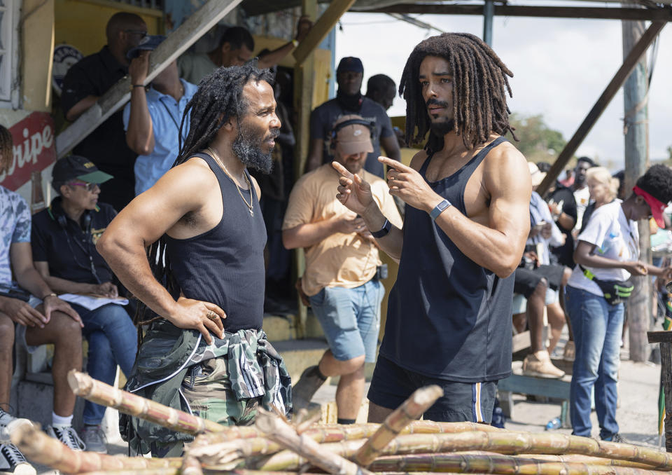 En esta imagen proporcionada por Paramount Pictures, Ziggy Marley, izquierda, y Kingsley Ben-Adir en el set de "Bob Marley: One Love". (Chiabella James/Paramount Pictures vía AP)