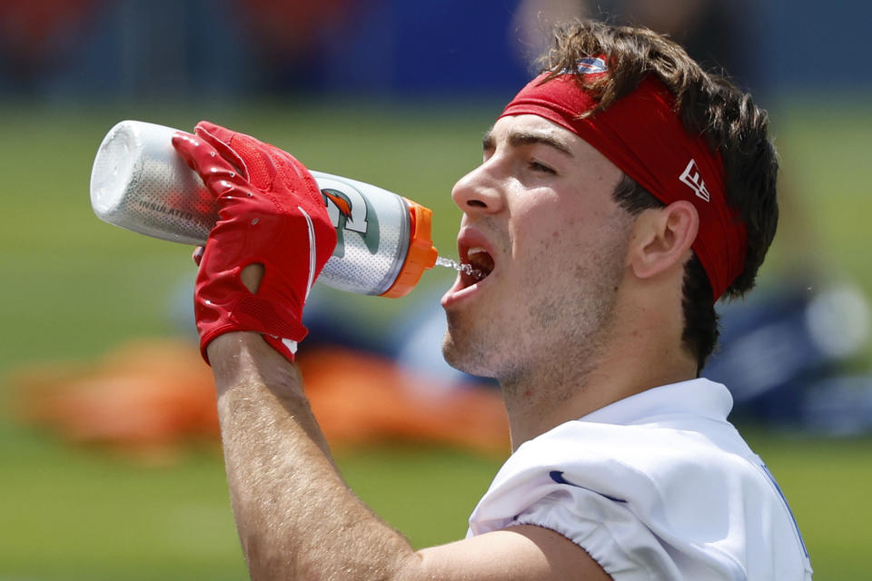 Buffalo Bills tight end Dalton Kincaid (86) drinks water during the NFL football team's rookie minicamp in Orchard Park, N.Y., Friday May 12, 2023. (AP Photo/Jeffrey T. Barnes)