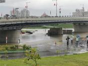 豪雨狂襲宜蘭！橋下停車場「一片汪洋」當地人急喊：快來移車