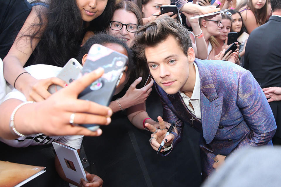 <p>The singer flashed a peace sign and posed for pics with fans as he walked the red carpet ahead of the 31st Annual ARIA Awards 2017 in Sydney on Tuesday. (Photo: Scott Barbour/Getty Images for ARIA ) </p>