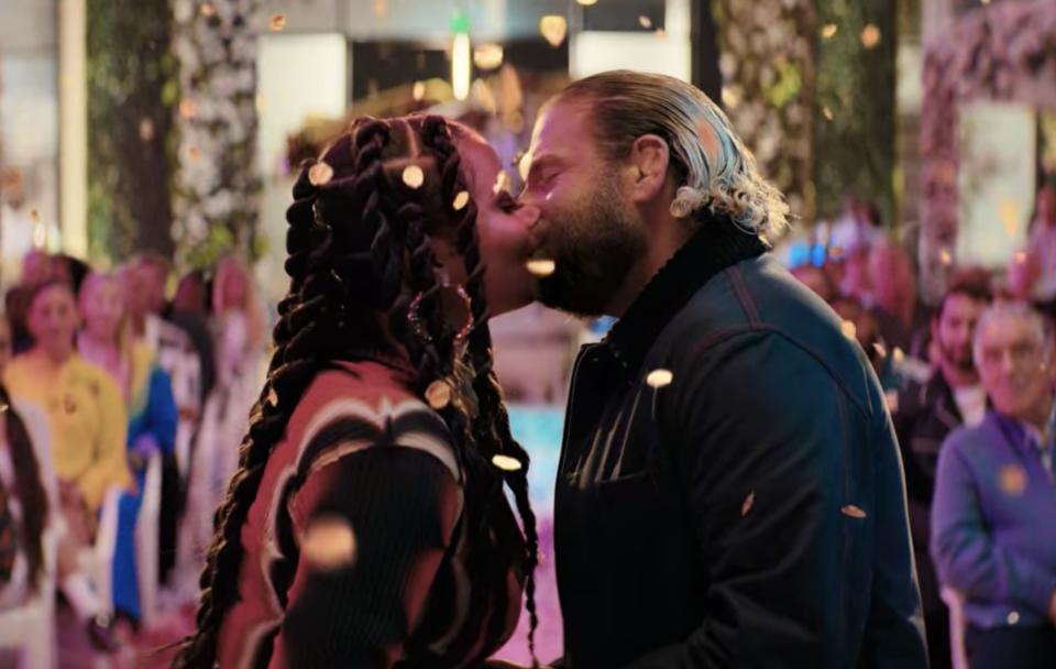 Jonah and Lauren's characters share a kiss in front of a crowd