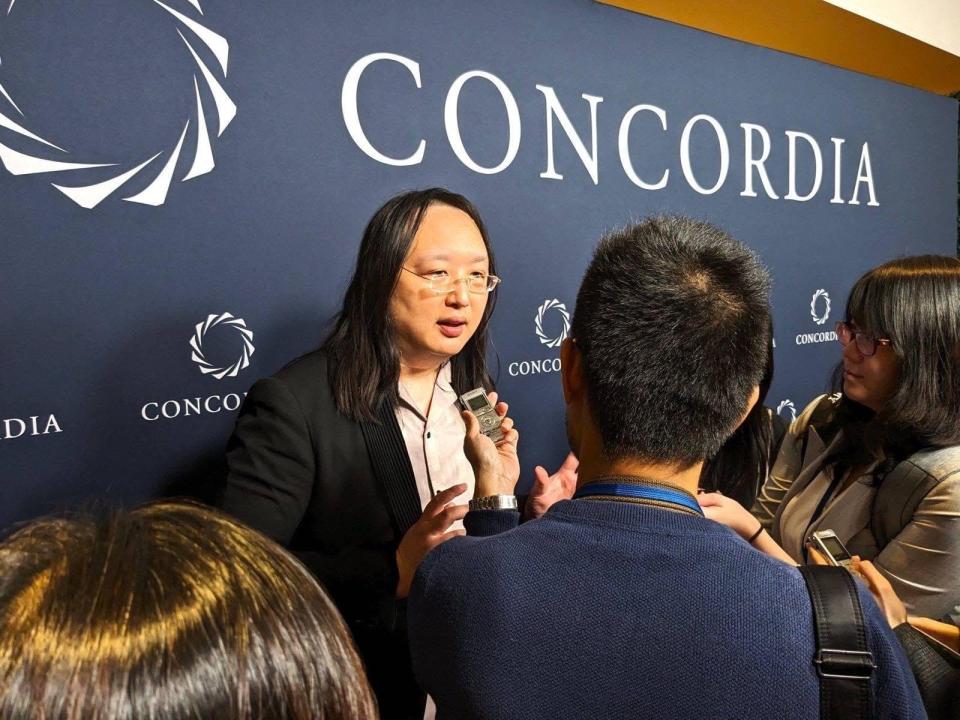 台灣數位發展部長唐鳳經外交部安排2023.9.19於美國紐約NGO Concordia的年度峰會，以「數位民主，AI時代」為題發表演講，向與會各國官員、代表及各界人士介紹台灣近年發展數位民主的經驗。外交部