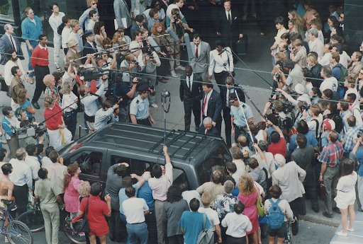  Throngs of journalists from around the world surround Ben Johnson as he leaves The Dubin inquiry following testimony. (Toronto Star via Getty Images)