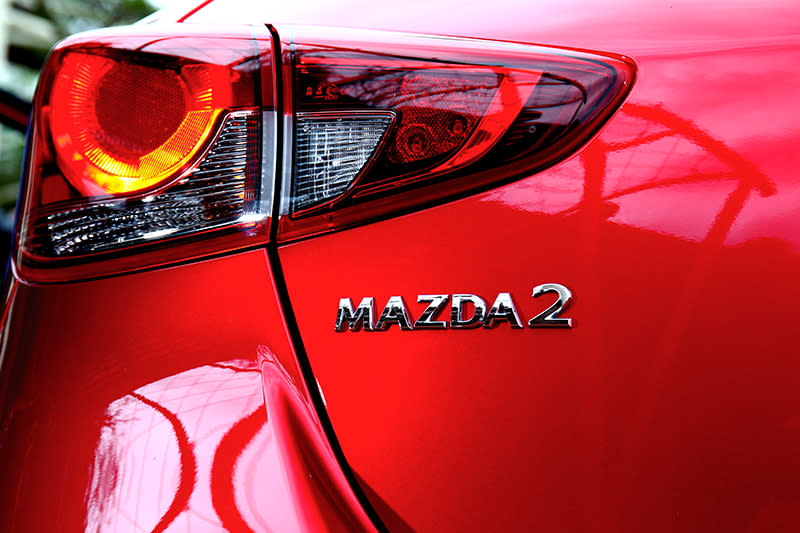 車尾Mazda 2銘牌換上品牌最新字體。