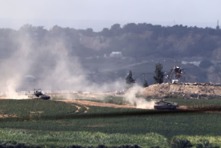 以色列戰車30日在加薩市（Gaza City）邊緣地區行進。（法新社）